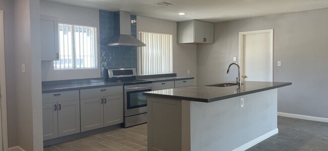 Building Photo - "COMING SOON" EARLY AUGUST Lovely 3 bedroo...
