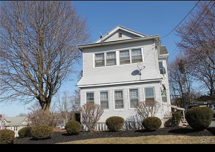 2103 S Geddes St Unit Floor 2, Syracuse, NY 13207 Room for Rent in