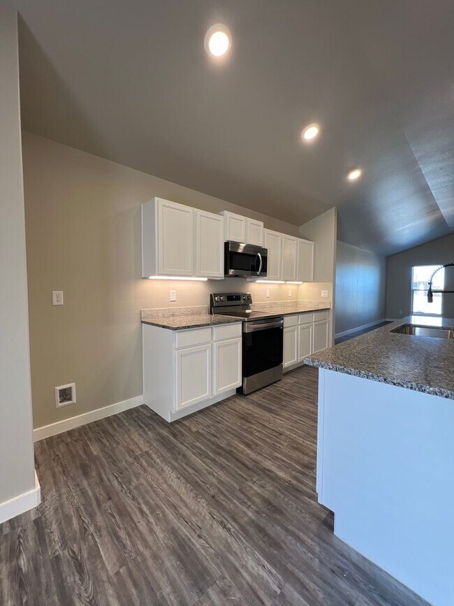 Foto del edificio - New Beginnings Start With AMRR: 3 Bedroom Available NOW
