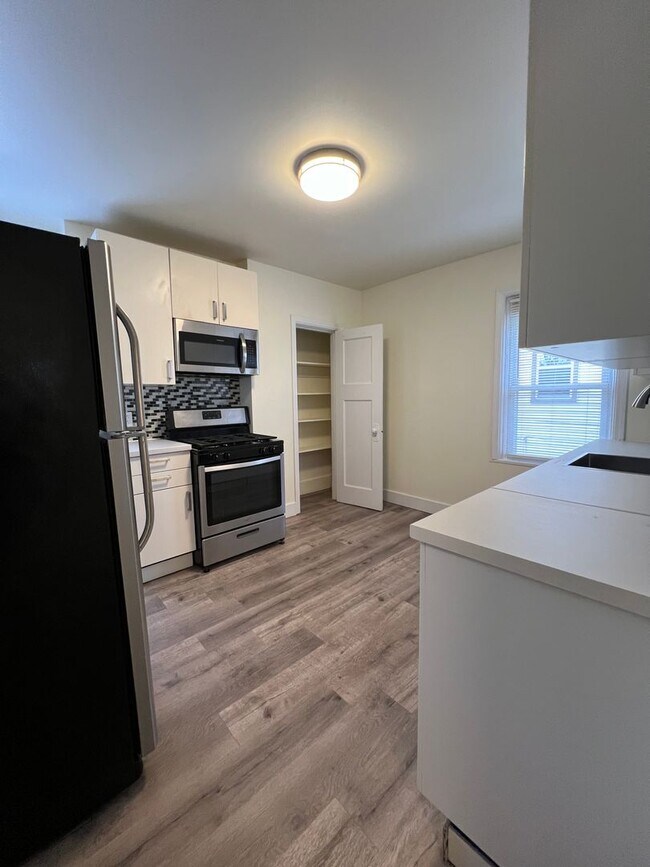 Building Photo - 3 / 4 Bedroom , 2 full Baths Apartment in ...