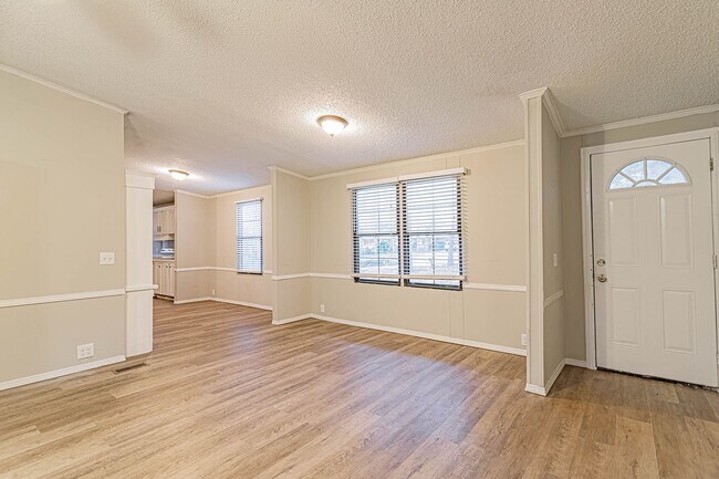 Building Photo - Large Mobile Home Close to Furman and Cher...