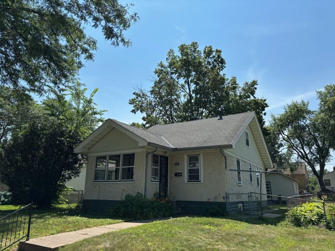 Foto principal - Charming 2+ Bedroom Single Family on a gre...