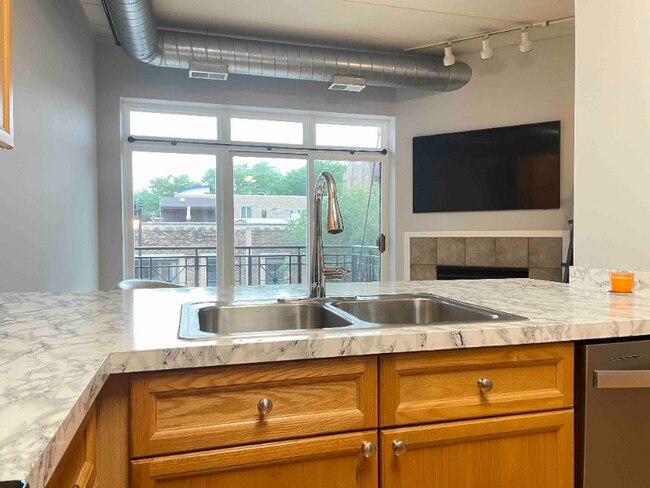 Foto del edificio - 1155 W Madison St