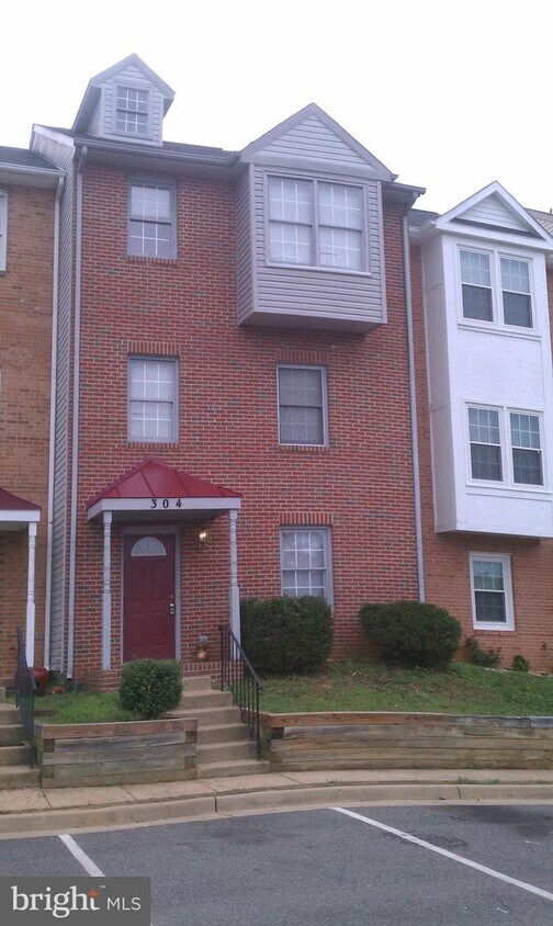 Primary Photo - 304 Barrie Pl