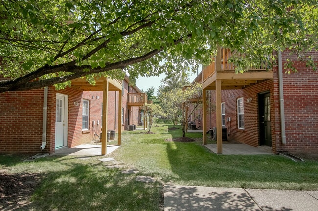 Lyndon Crossings - Lyndon Crossings Apartments