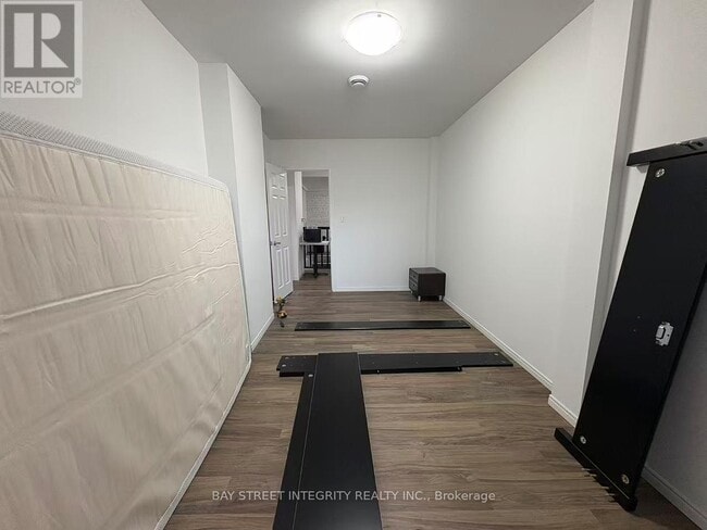 Building Photo - 71 Main St E