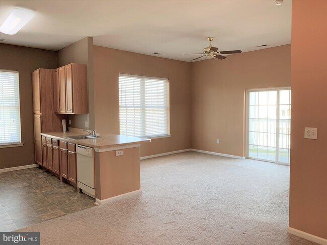 Building Photo - 537 Highland Ests