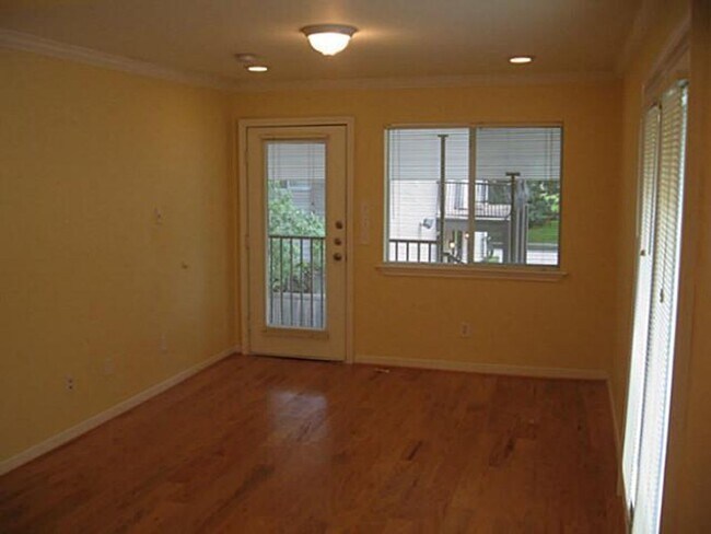 Building Photo - 2 Bedroom, 2 Bath Apartment in Munger Place!