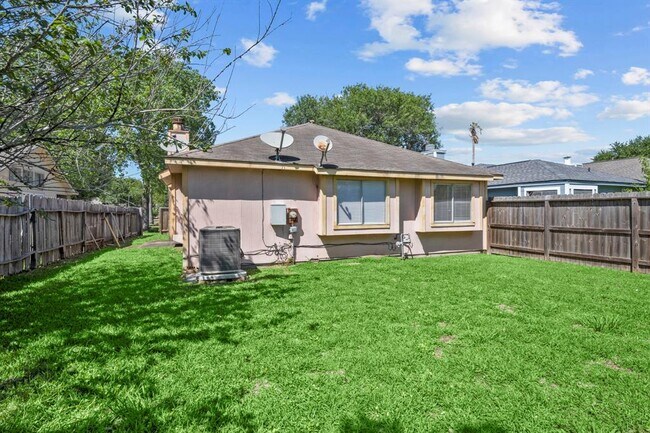 Building Photo - 5723 Lycomb Dr