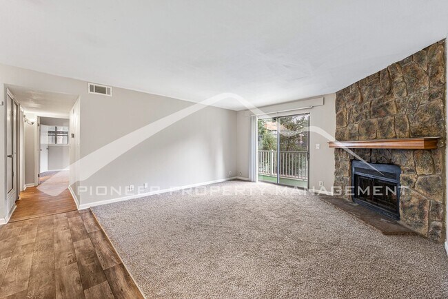 Foto del edificio - Spacious Condo with Washer/Dryer and Central AC