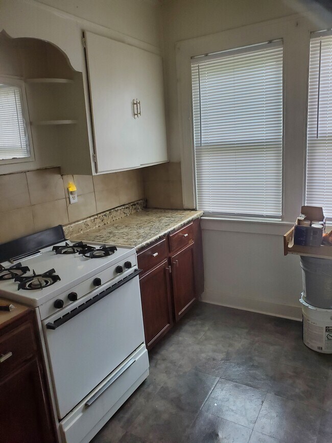 Further images upon request - 2030 W Grand St