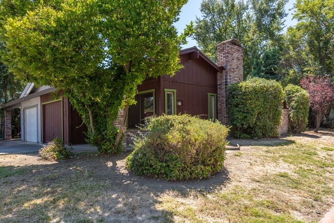 Building Photo - 2 bed 1 bath home w/ garage and yard, biking distance to UC Davis campus and downtown