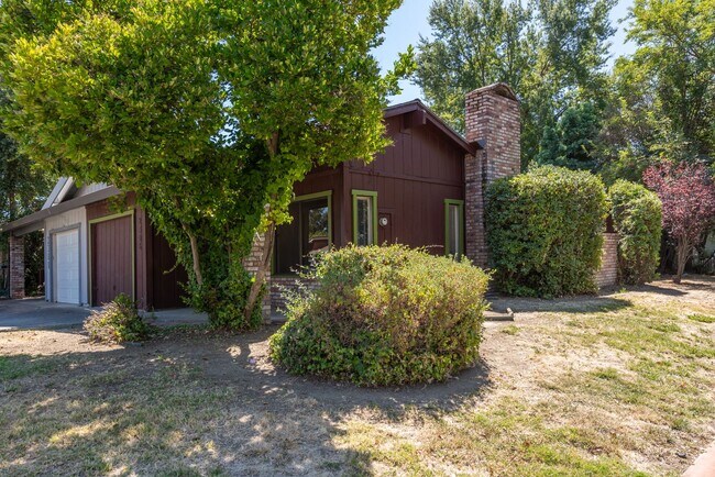 Foto del edificio - 2 bed 1 bath home w/ garage and yard, biking distance to UC Davis campus and downtown