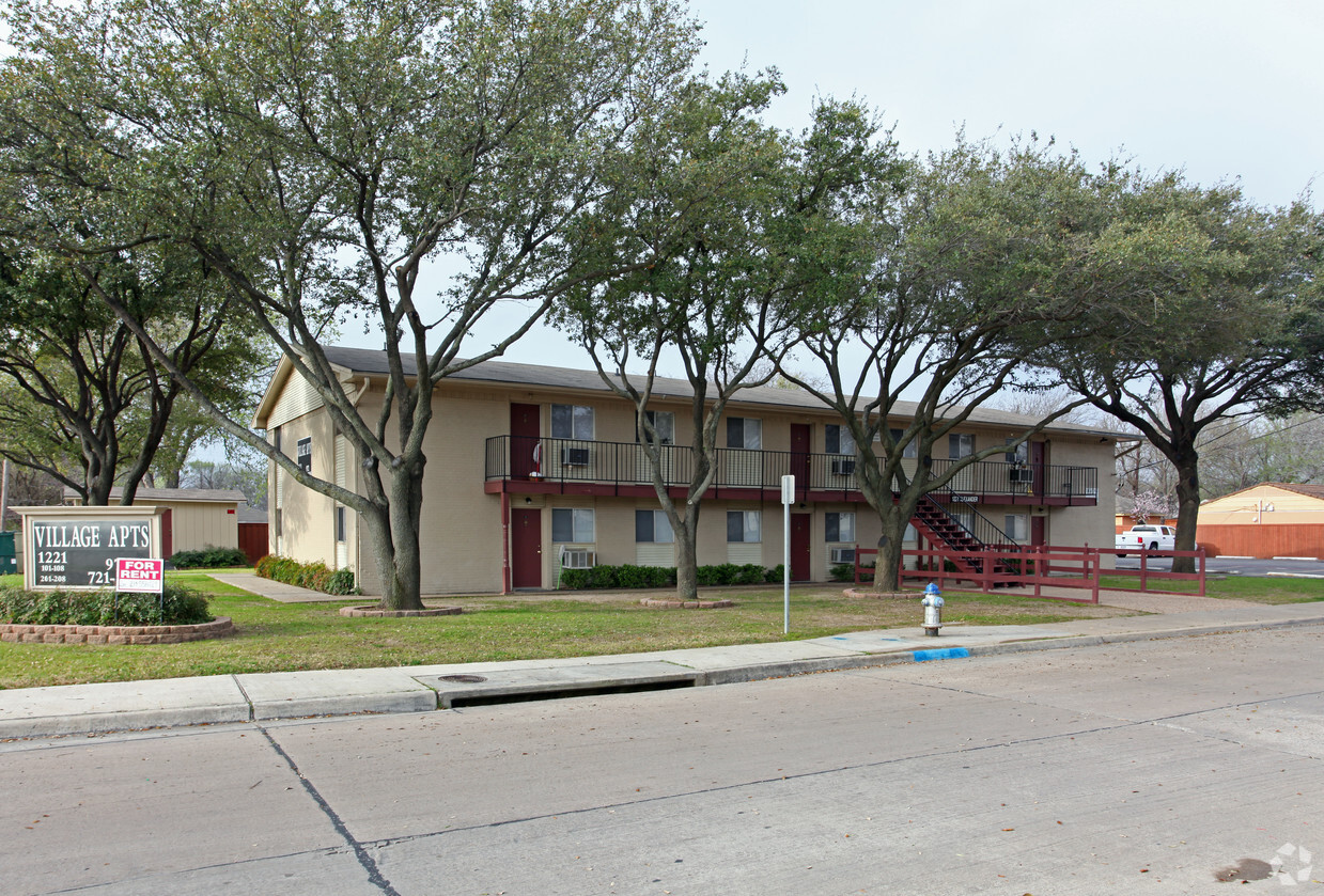 Primary Photo - Village Apts