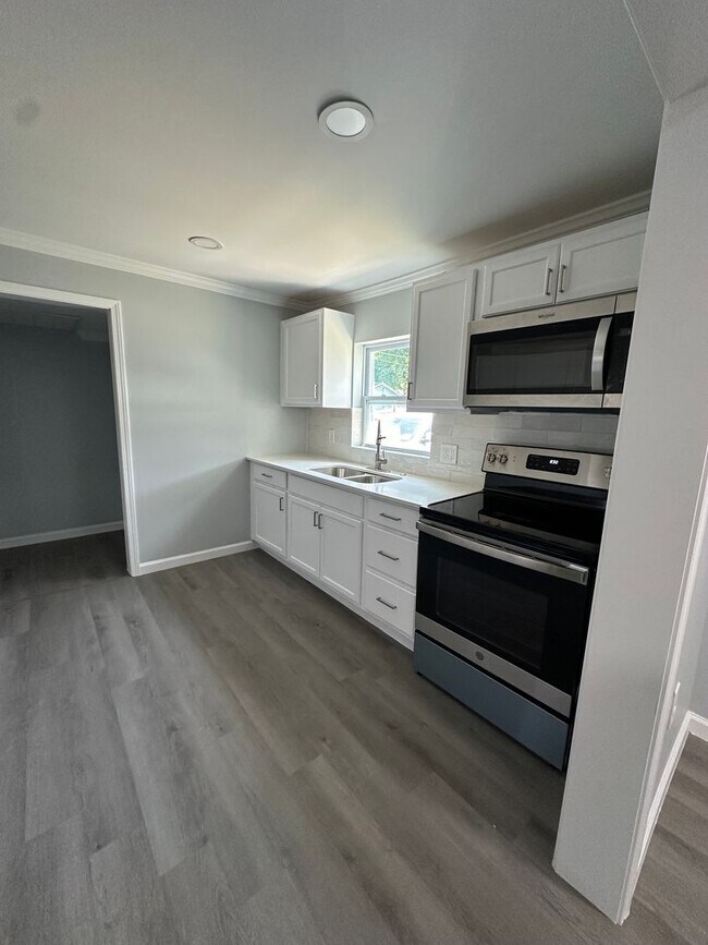Building Photo - Completed Renovated 4 bedroom home availab...