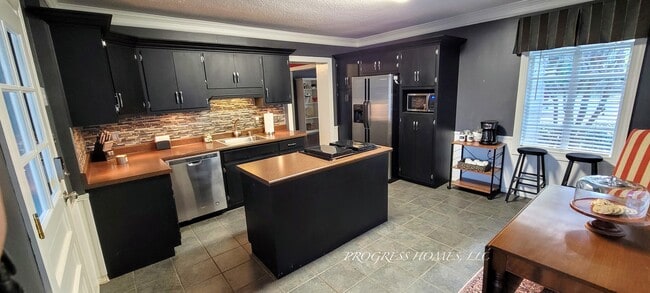 Building Photo - 402 Church St NE