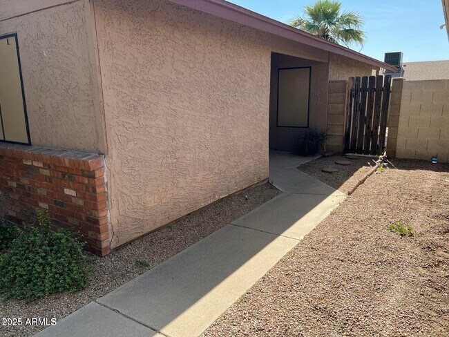 Foto del edificio - 6547 W Poinsettia Dr