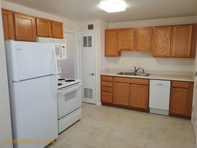 Building Photo - 1325 E Buena Ventura St