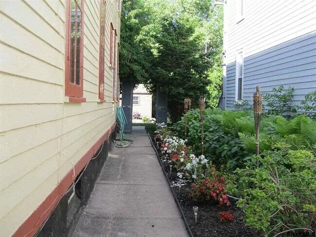 Building Photo - 24 Ingersoll Ave