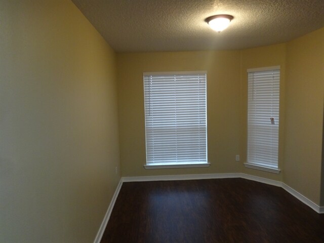 Foto del edificio - 2424 Shelby Creek Rd W