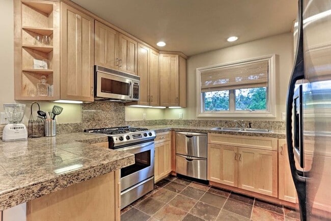 Well appointed kitchen with new appliances and gas stove - 35 Winding Way