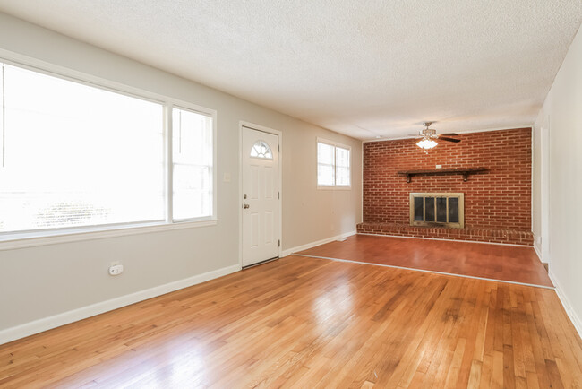 Building Photo - 3 Bed Spartanburg Home