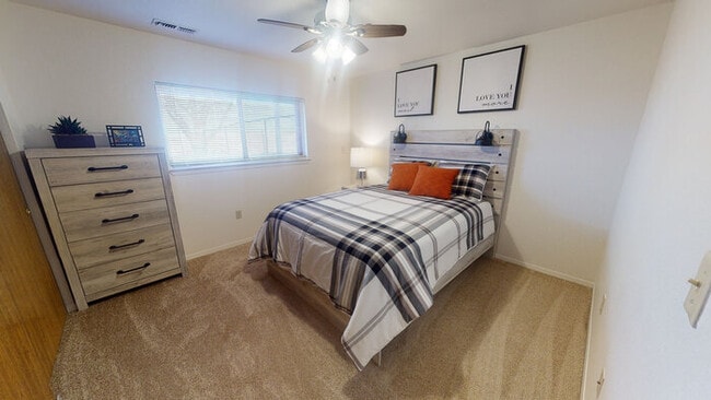 Foto del edificio - 393 Mickelson Ct