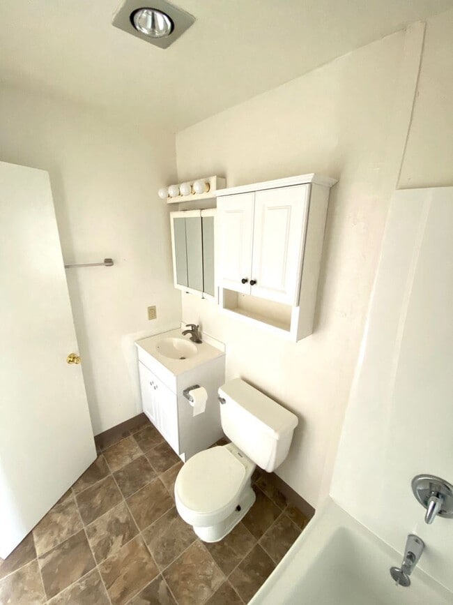 Building Photo - 518 Ave Alhambra