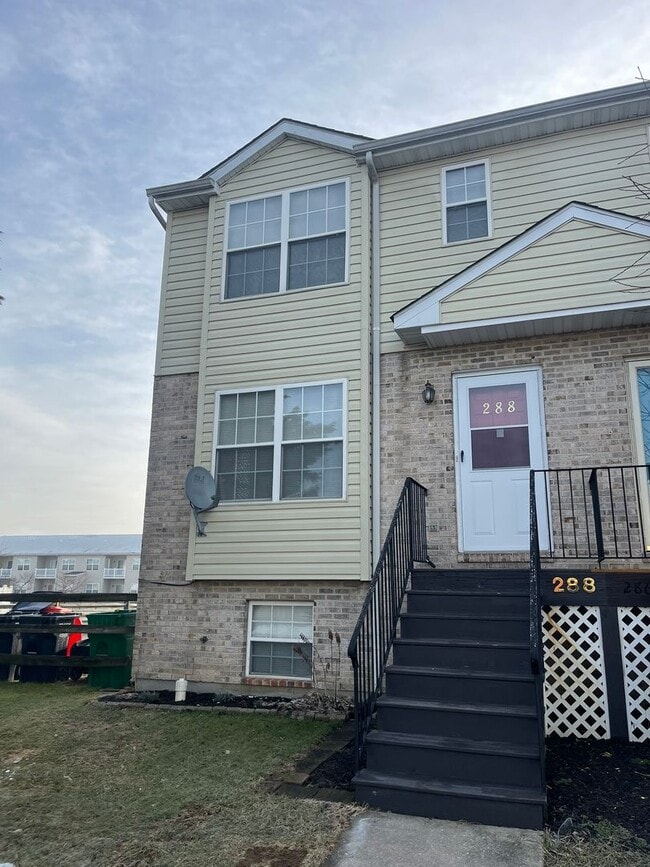 Building Photo - End Unit Townhome in Middletown Village