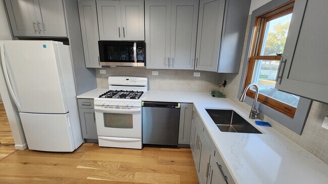 Building Photo - 636 W Sunset Dr