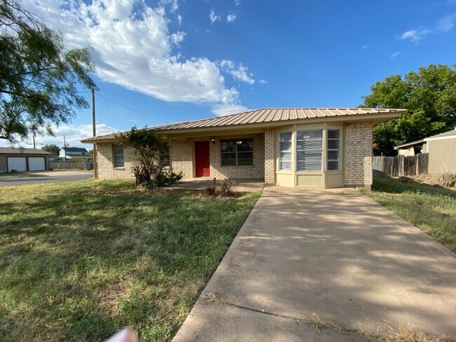 Building Photo - NEWLY UPDATED HOUSE! Spacious 4 bedroom 2 ...