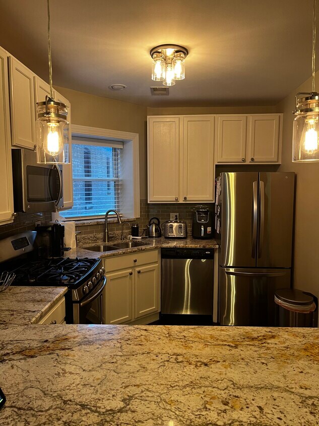 Primary Photo - 2146 W Giddings St