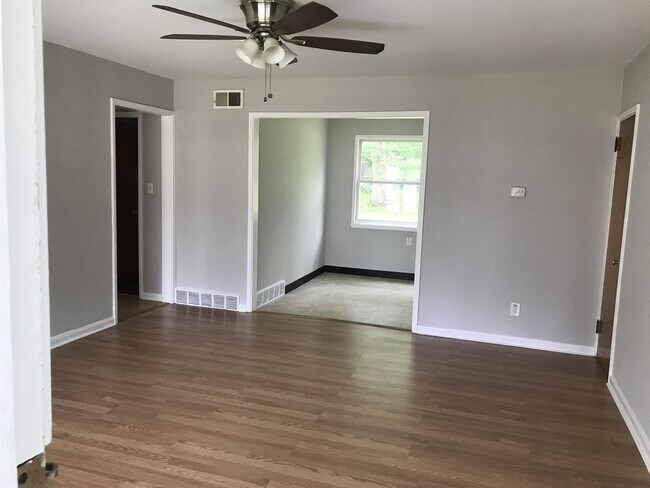 Building Photo - 263 S Bon Air Ave