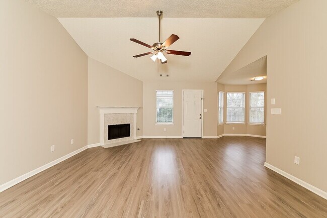 Building Photo - 604 Fieldcrest Dr