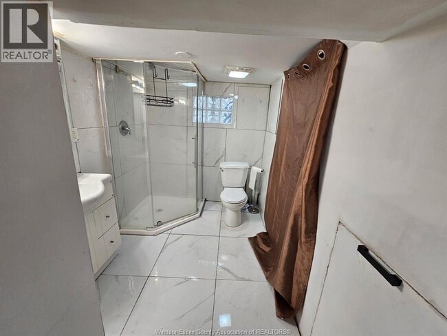 Building Photo - 987 McKay Ave