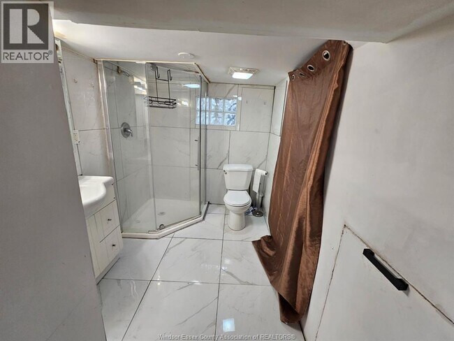 Photo du bâtiment - 987 McKay Ave