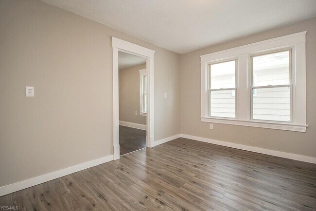 Building Photo - 385 E 160th St