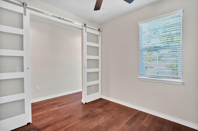Foto del edificio - 5412 Golden Canary Ln