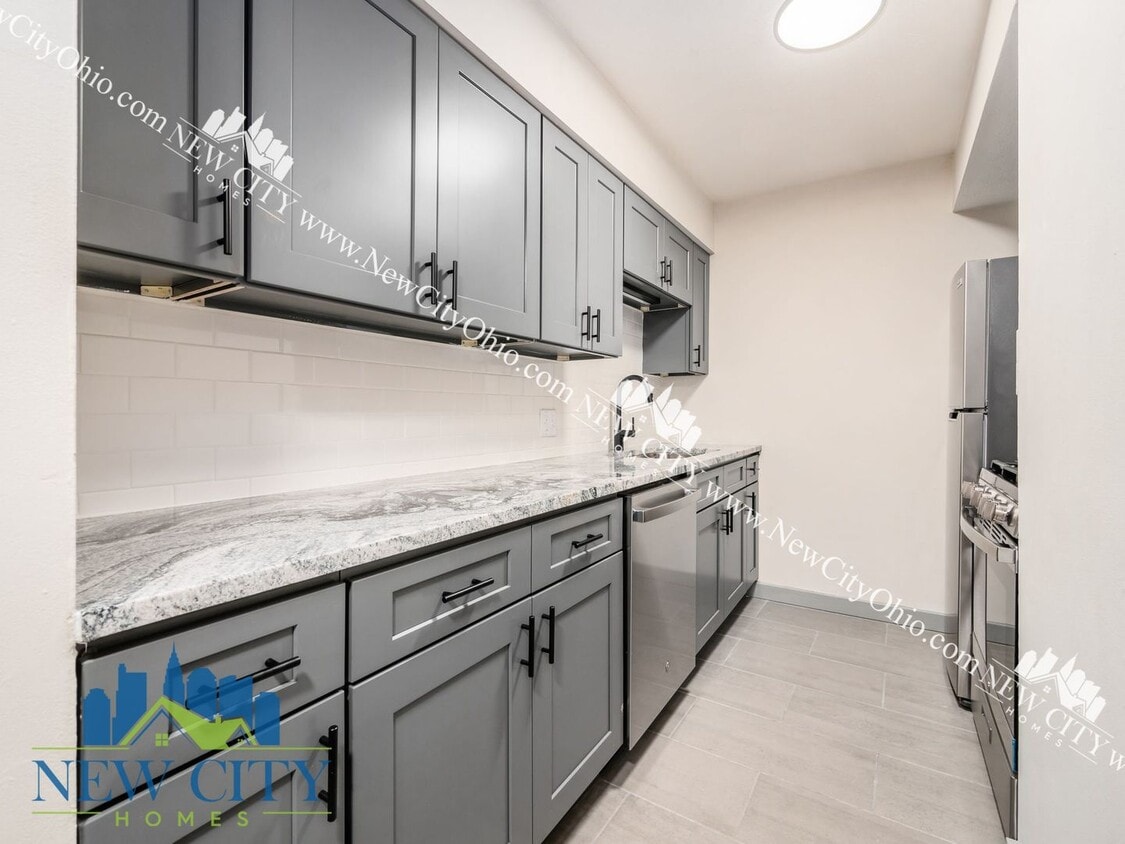 Foto del edificio - 2085 Building - New Rennovated 1 & 2 bedrooms starting at $989!