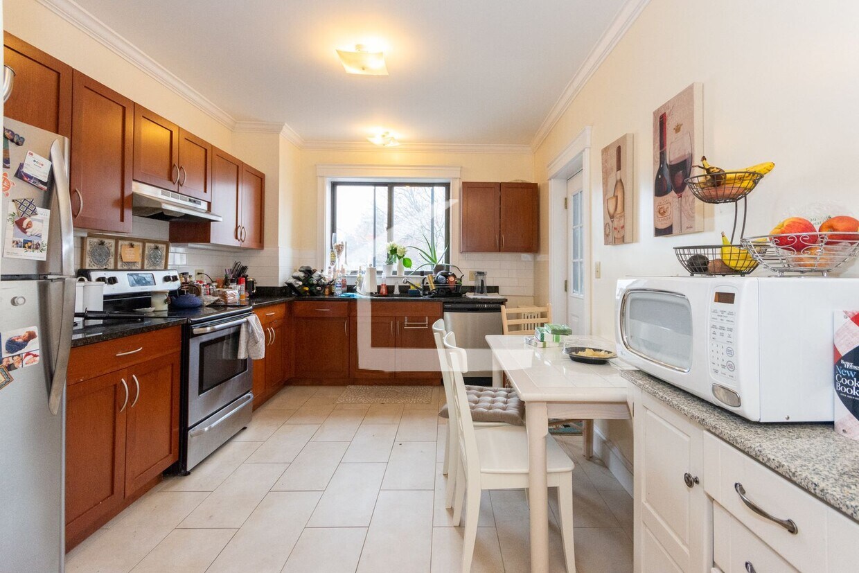 Primary Photo - Huge, renovated top floor 4BR/2BA apartmen...