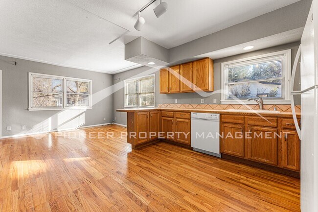 Building Photo - Spacious House with Fenced Yard & Washer/D...