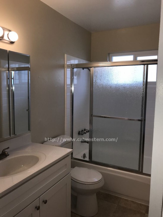 Foto del edificio - 2 Bed 1 Bath new inside on Payne/Saratga Ave.