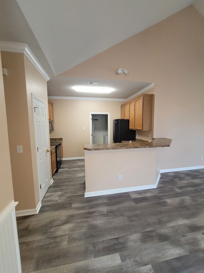 Building Photo - Beautiful 3-Bedroom, 2-Bath 2nd Floor Cond...