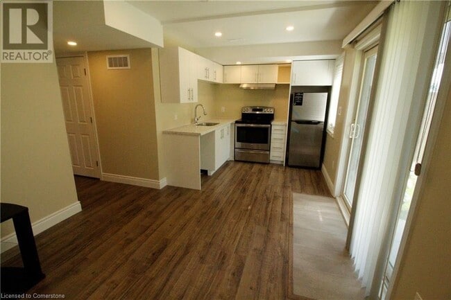 Building Photo - 132 Crafter Cres