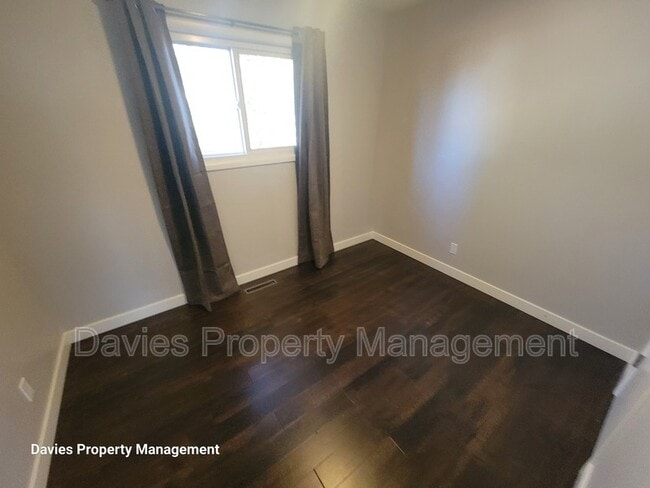 Building Photo - 9623-9652 52 St NW