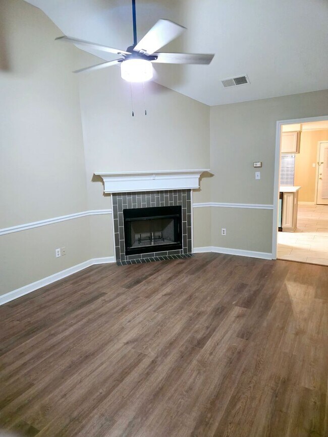 Foto del edificio - Now Available – Beautifully Renovated 2 Bed, 2 Bath Townhome!