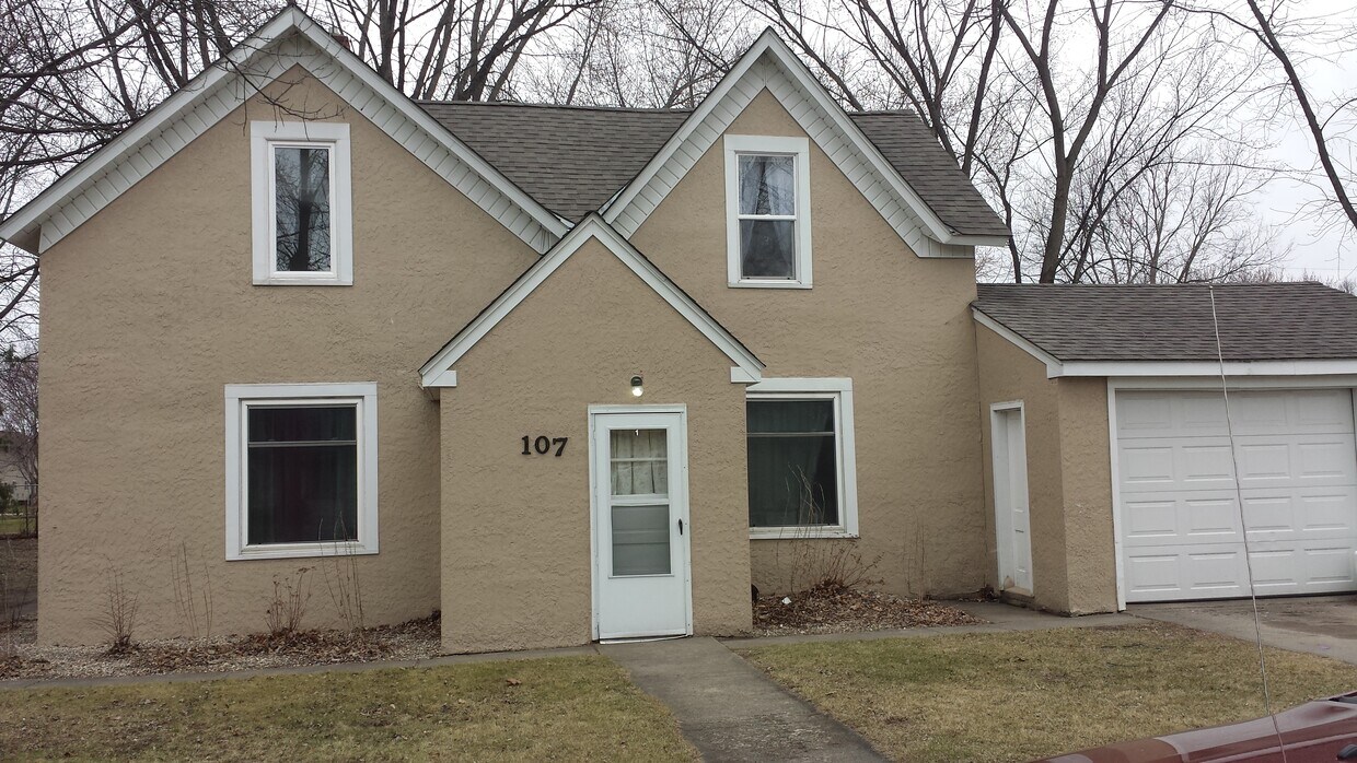 Primary Photo - 107 Maple St N