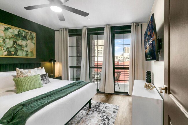 Building Photo - 611 Commerce St