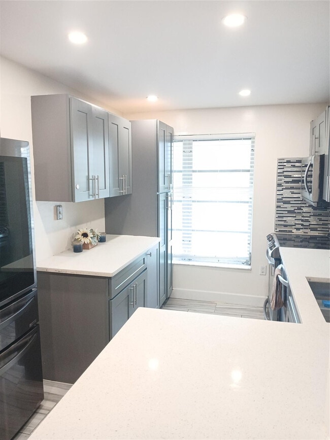 Building Photo - 4170 Inverrary Dr