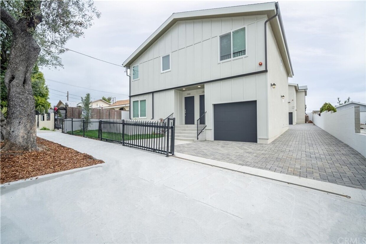 Foto del edificio - SPACIOUS and nicely updated 3bd/2ba near U...